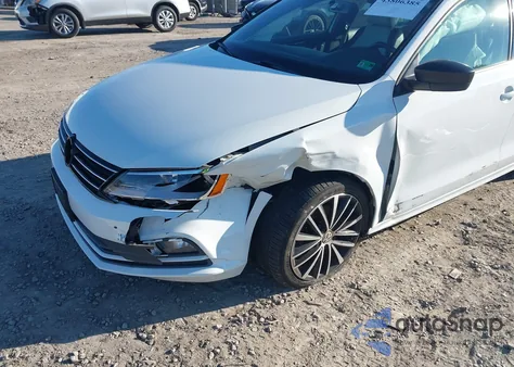 2015 Volkswagen Jetta 1.8T Sport z USA, uszkodzony, nr VIN 3VWD17AJ3FM213834